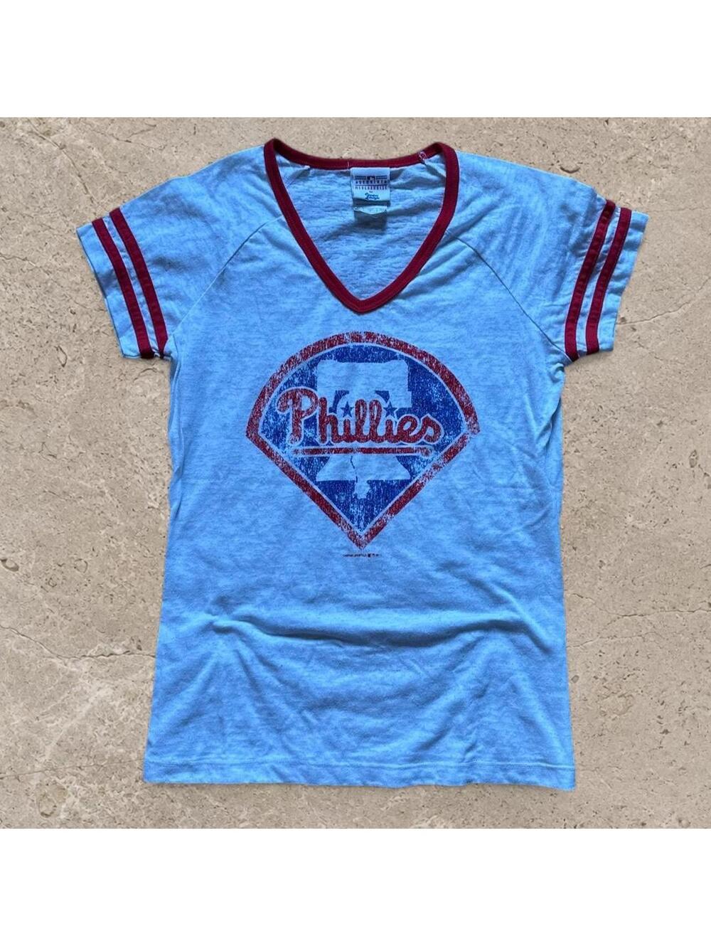 Beautiful vintage Phillies women’s baby tee.
